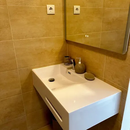 Sea View, 3 Minutes 아파트 *